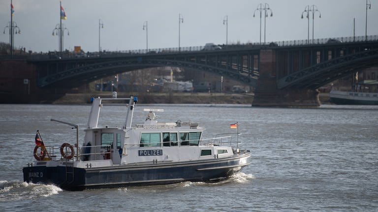 Zwei Männer und zwei Frauen sind bei einem Unfall mit einem Boot auf dem Rhein bei Mainz verletzt worden.