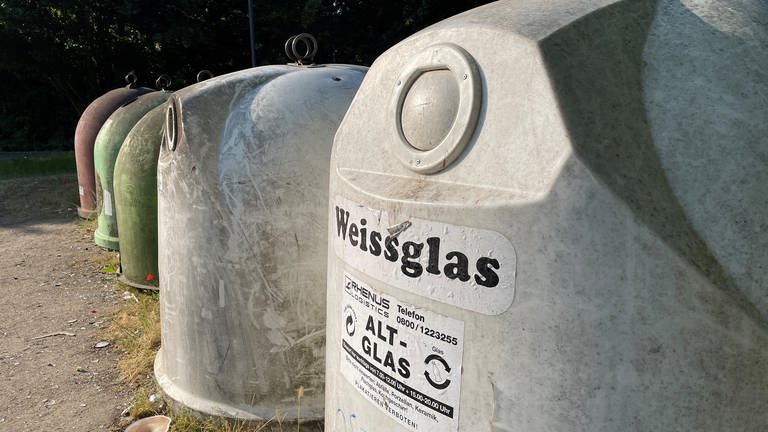 Im Kreis Mainz-Bingen stehen an öffentlichen Sammelplätzen verschiedenfarbige Glascontainer - wie hier in Undenheim.  (Foto: SWR, Wolfgang Seligmann)