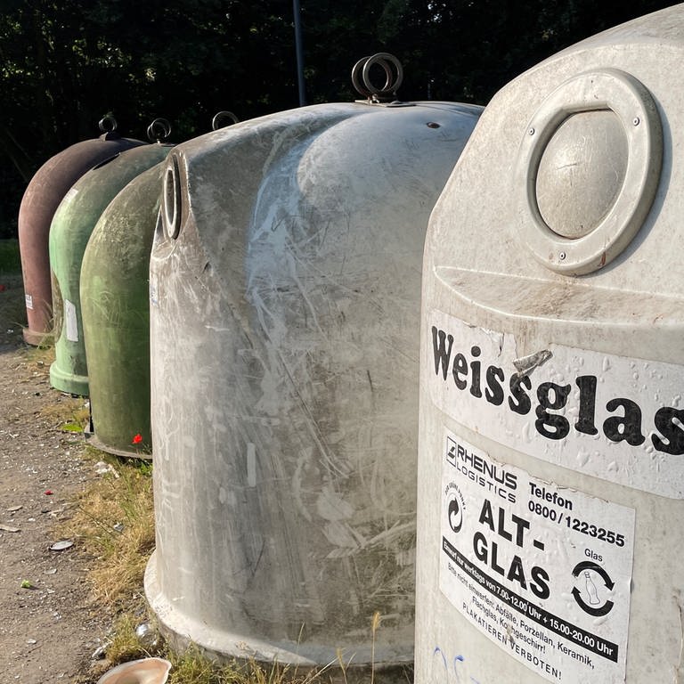 Im Kreis Mainz-Bingen stehen an öffentlichen Sammelplätzen verschiedenfarbige Glascontainer - wie hier in Undenheim.  (Foto: SWR, Wolfgang Seligmann)
