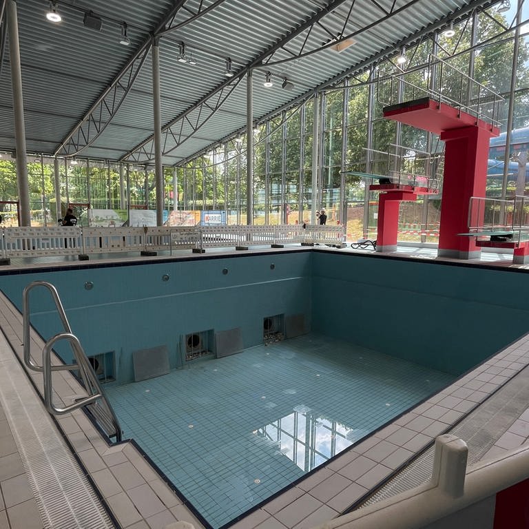 Im Sprungbecken im Mainzer Taubertsbergbad ist kein Wasser mehr. Das Schwimmbad wird bis Ende 2025 umgebaut