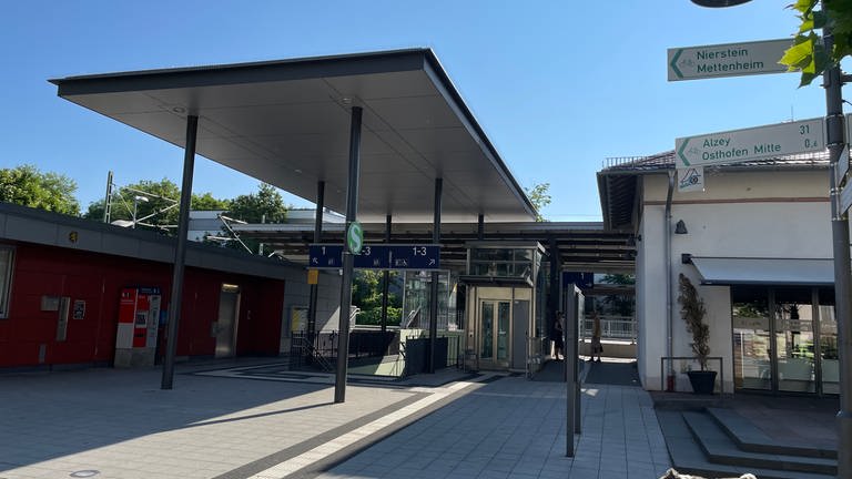 Eingang zu den Gleisen am Bahnhof Osthofen
