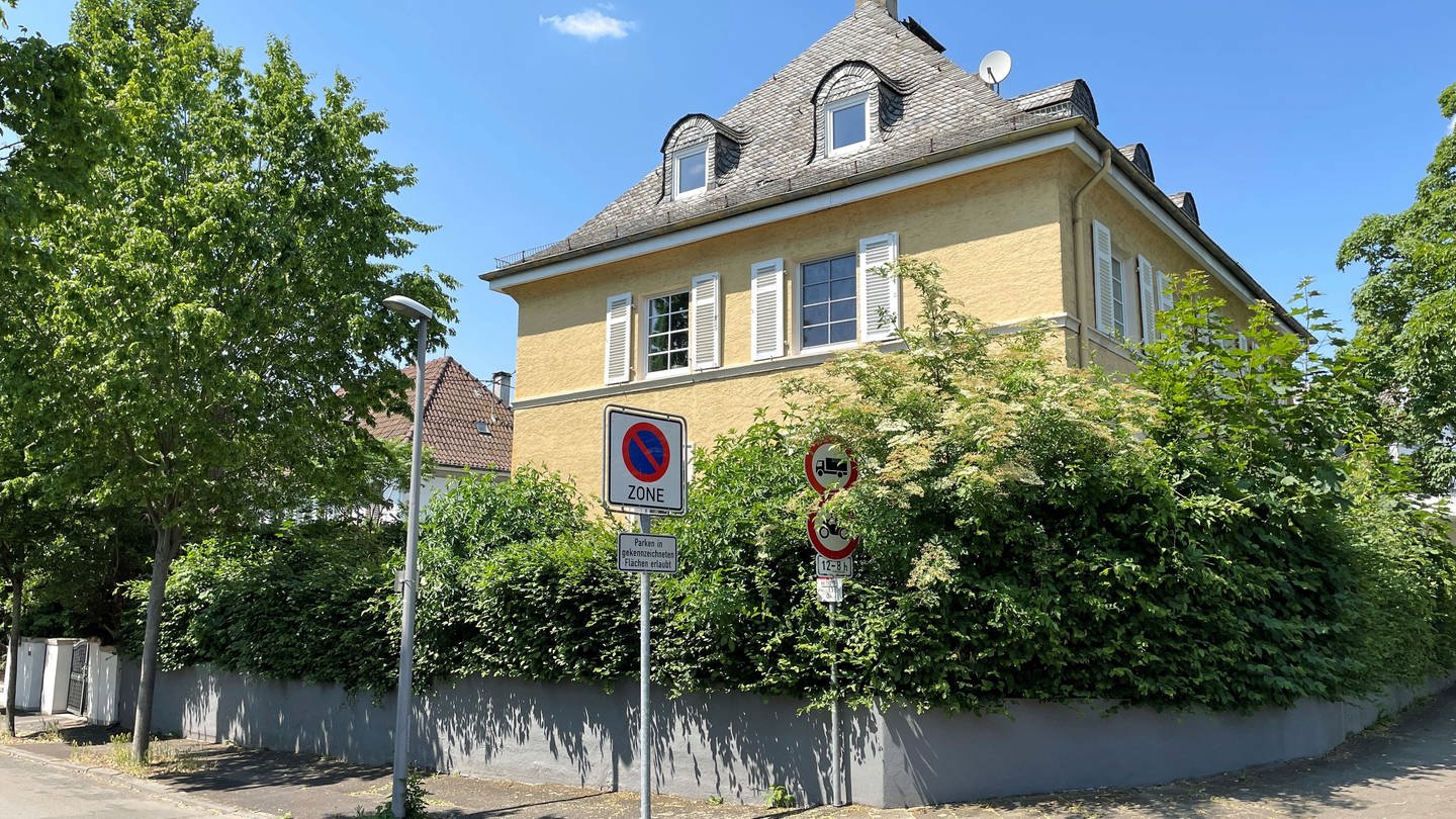 Das denkmalgeschützte und freistehende Einfamilienhaus um das in dem Rechtsstreit geht, steht in Bad Kreuznach. Es hat ein schiefergedecktes Dach und ist zitronengelb gestrichen. (Foto: SWR, S. Jakobi)