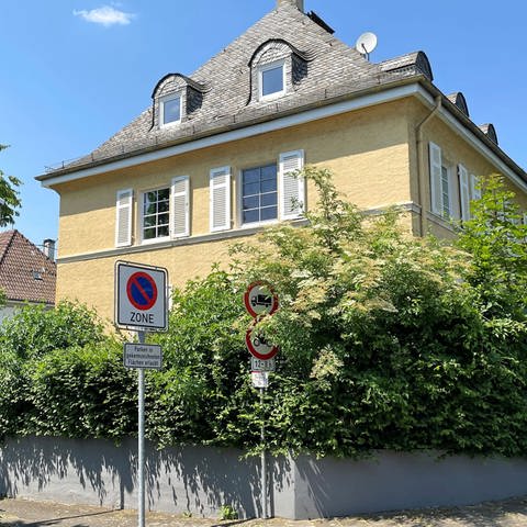 Das denkmalgeschützte und freistehende Einfamilienhaus um das in dem Rechtsstreit geht, steht in Bad Kreuznach. Es hat ein schiefergedecktes Dach und ist zitronengelb gestrichen. 