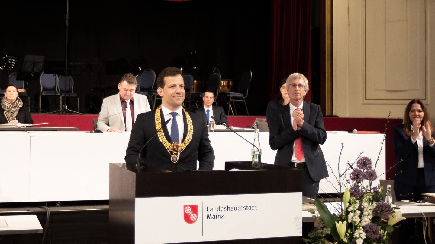 Der neue Mainzer Oberbürgermeister Nino Haase steht mit seiner Amtskette um den Hals vor dem Stadtrat. (Foto: SWR, Daniel Brusch)
