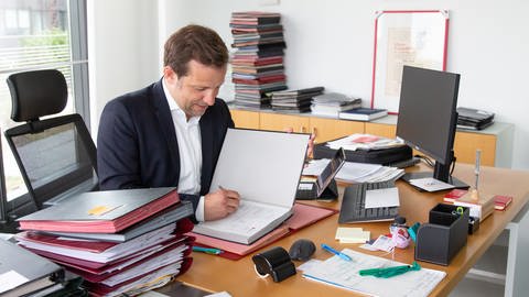 Im Büro des Mainzer Oberbürgermeisters Nino Haase stapeln sich nach 100 Tagen im Amt noch die Akten (Foto: SWR, Daniel Brusch)