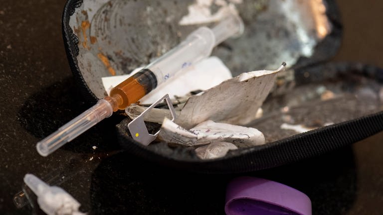 Das "Spritzbesteck" eines Junkies mit einer bereits aufgezogenen Heroinspritze. Der Elternkreis in Ingelheim hilft Familien mit drogenabhängigen Kindern.
