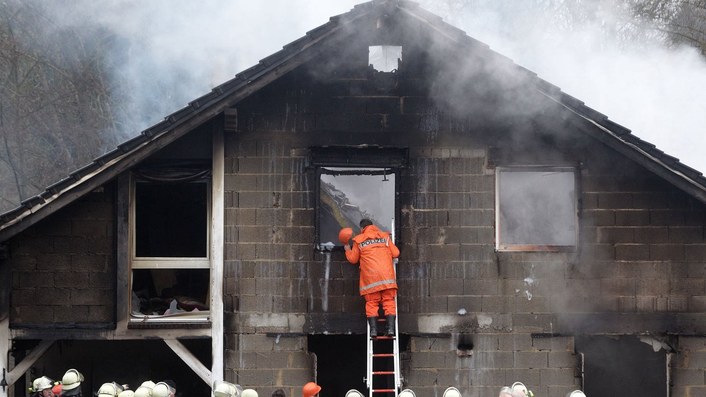 Ein Mainzer Brandermittler versucht herauszufinden, warum ein Feuer ausbrach. (Foto: dpa Bildfunk, picture alliance / dpa | Thomas Frey)