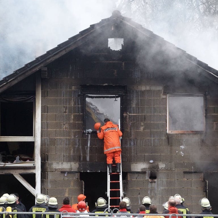 Ein Mainzer Brandermittler versucht herauszufinden, warum ein Feuer ausbrach.