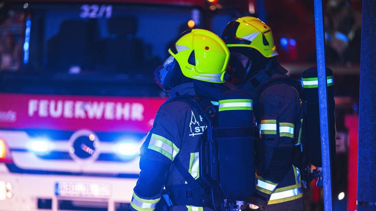 Die Bewohnerinnen und Bewohner des Hauses in Mainz klagten über Atemnot und gereizte Augen - laut Feuerwehr war Chlorgas ausgetreten. 