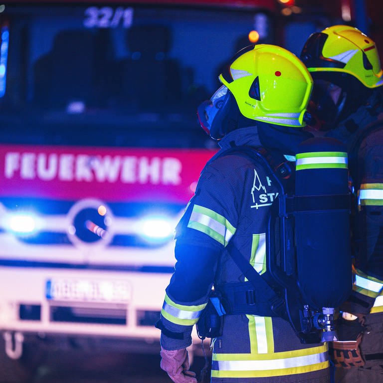 Die Bewohnerinnen und Bewohner des Hauses in Mainz klagten über Atemnot und gereizte Augen - laut Feuerwehr war Chlorgas ausgetreten. 