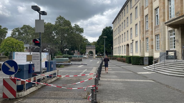 Um den für eine Freizeitaktion gesperrten Parkplatz am Mainzer Justizministeriums gibt es Ärger.