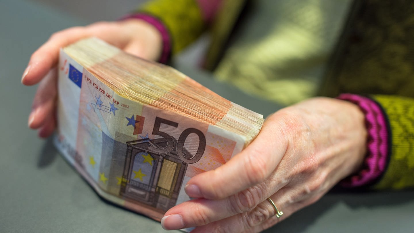 Nach einem Schockanruf wollte eine Seniorin in Mainz 5.000 Euro von der Bank abheben. (Foto: SWR DASDING, picture alliance/dpa | Matthias Balk)