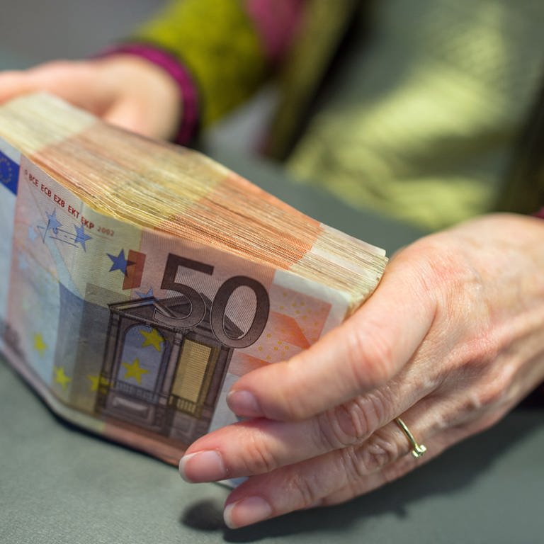 Nach einem Schockanruf wollte eine Seniorin in Mainz 5.000 Euro von der Bank abheben. (Foto: SWR DASDING, picture alliance/dpa | Matthias Balk)