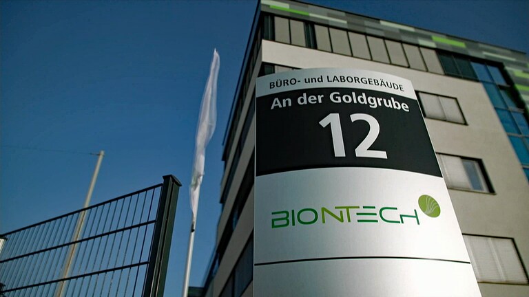 Vor dem Hauptgebäude des Biotechnologieunternehmens Biontech in Mainz steht ein großes Schild, auf dem die Adresse steht: An der Goldgrube 12. (Foto: SWR)