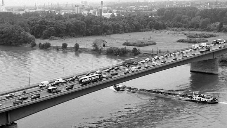 Die Schiersteiner Brücke war 1997 überlastet - statt für sie ausgelegte 20.000 überquerten 80.000 Fahrzeuge am Tag die Brücke. (Foto: dpa Bildfunk, picture-alliance / dpa | Katja_Lenz)