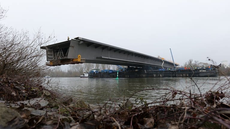 Die 120 Meter langen Mittelteile der Schiersteiner Brücke wurden auf dem Rhein eingeschwommen. (Foto: Pressestelle, Autobahn GmbH / Maurice Kaluscha)