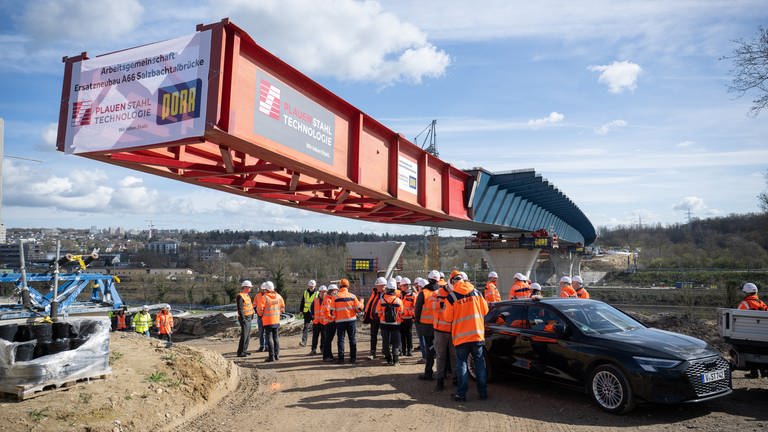 Die Salzbachtalbrücke auf der A66 in Wiesbaden wird voraussichtlich im Dezember 2023 eröffnet. (Foto: dpa Bildfunk, picture alliance/dpa | Sebastian Gollnow)