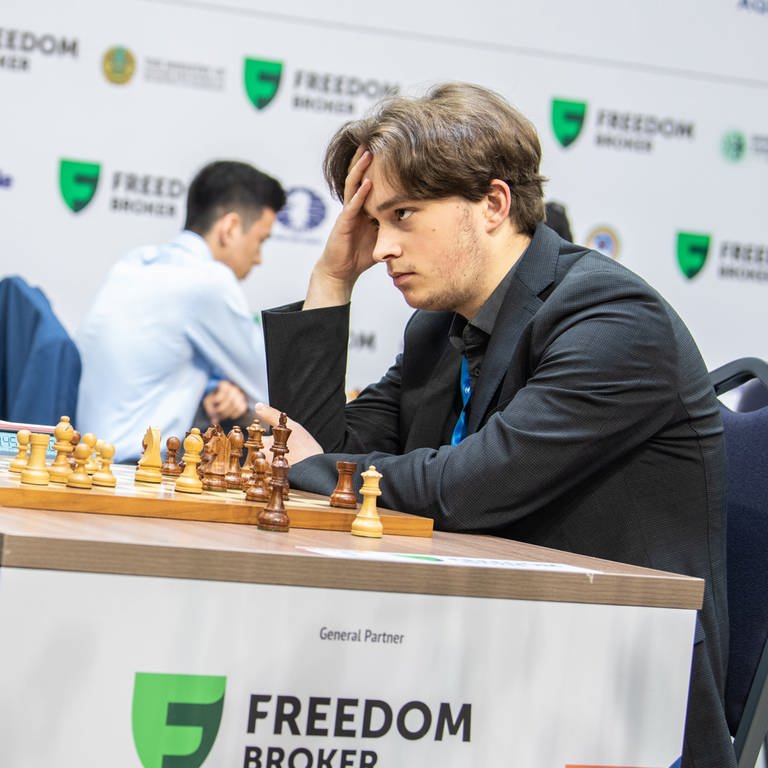 Vincent Keymer im Spiel gegen Magnus Carlsen. Der deutsche Jungprofi Vincent Keymer aus Saulheim hatte bei seinem Aufstieg in die Schach-Elite zuletzt nur knapp seinen ersten Weltmeister-Titel verpasst.
