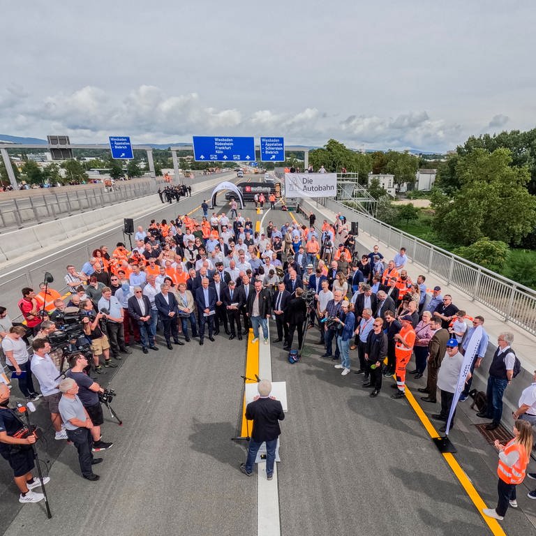 Politiker und Gäste stehen vor der symbolische Verkehrsfreigabe auf der Schiersteiner Brücke.  (Foto: dpa Bildfunk, Picture Alliance)