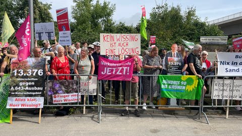 Zum Festakt für die Einweihung der Schiersteiner Brücke in Mainz haben sich Demonstranten versammelt. (Foto: SWR, Andreas Neubrech)