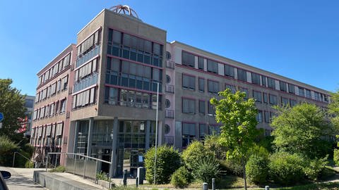 Auf dem Bild ist das ehemalige Bürogebäude auf dem Kisselberg in Mainz zu sehen. Es wird zu einer neuen Flüchtlingsunterkunft für 490 Menschen umfunktioniert.