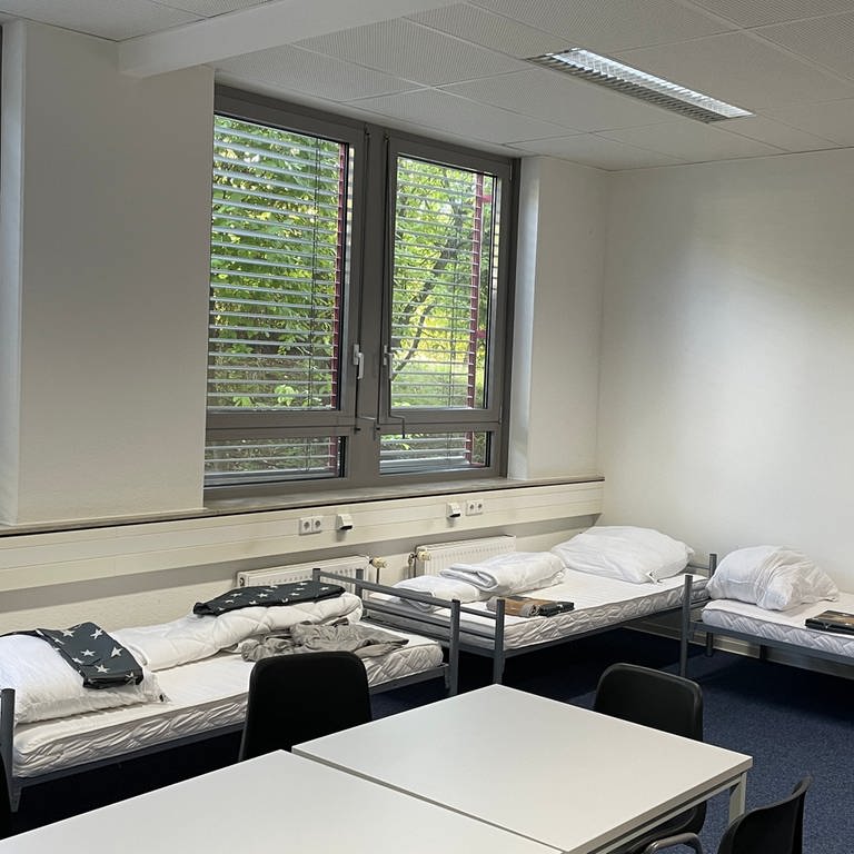 Auf dem Bild sind mehrere Betten in einem Raum zu sehen. Die Stadt Mainz eröffnet eine neue Flüchtlingsunterkunft für etwa 490 Menschen.