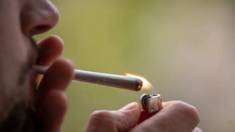 Der Konsum von Cannabis könnte in Detuschland teilweise legalisiert werden. (Foto: dpa Bildfunk, picture alliance/dpa | Hannes P Albert)