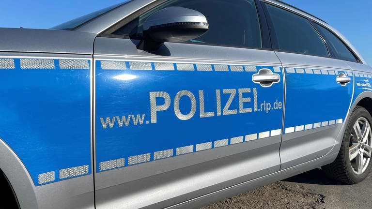 Ein Dienstfahrzeug der Polizei Rheinland-Pfalz steht an einem sonnigen Tag auf der Straße.  (Foto: SWR, D. Brusch)