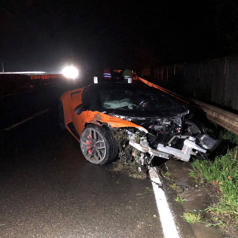 Der Lamborghini wurde bei dem Unfall fast komplett zerstört. (Foto: Pressestelle, Polizeipräsidium Mainz)