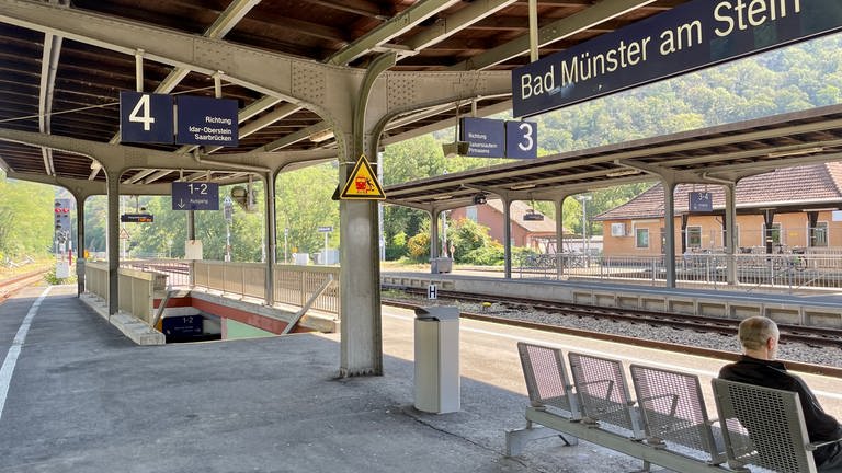 Der Bahnhof im Bad Kreuznacher Stadtteil Bad Münster am Stein ist nur über Treppen erreichbar (Foto: SWR)