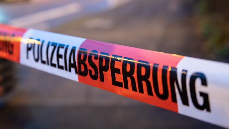 Ein rot-weißes Band der Polizei sperrt einen Tatort ab. In Stromberg haben unbekannte einen Geldautomaten gesprengt. Von der Sperrung war auch die IGS betroffen. (Foto: dpa Bildfunk, picture alliance/dpa | Silas Stein)