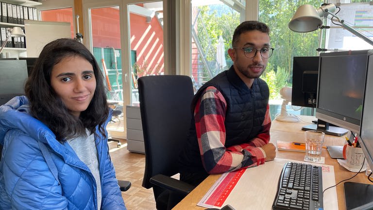 Chaima Malek und Hamza Dahdouhi machen eine Ausbildung als Technische Systemplaner HLSK bei RUHL in Altenbamberg. Die Firma hat wegen des Fachkräftemangels Auszubildende in Marokko gesucht. (Foto: SWR)