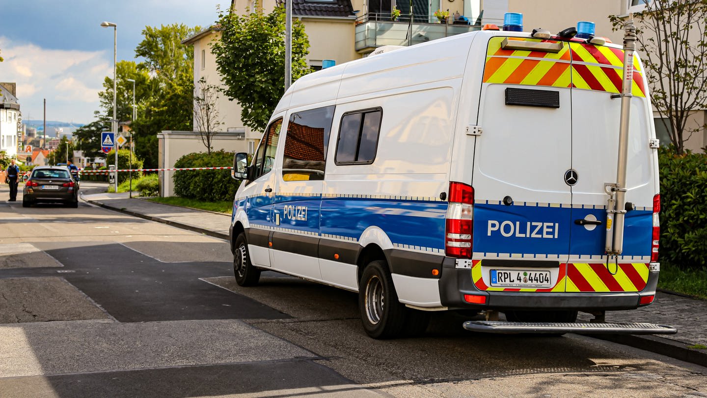Tödlicher Unfall: In Mainz-Mombach wurde die Suderstraße gesperrt. Eine Fußgängerin starb nach einem Zusammenstoß mit einem Lastwagen. (Foto: BYC-News)