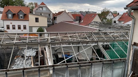 Durch das Unwetter völlig zerstört wurden die Gewächshäuser von Blumen Schmitt in Worms-Pfeddersheim. Die teils golfballgroßen Hagelkörner zerschlugen die Glasdächer und hinterließen ein Bild der Verwüstung.