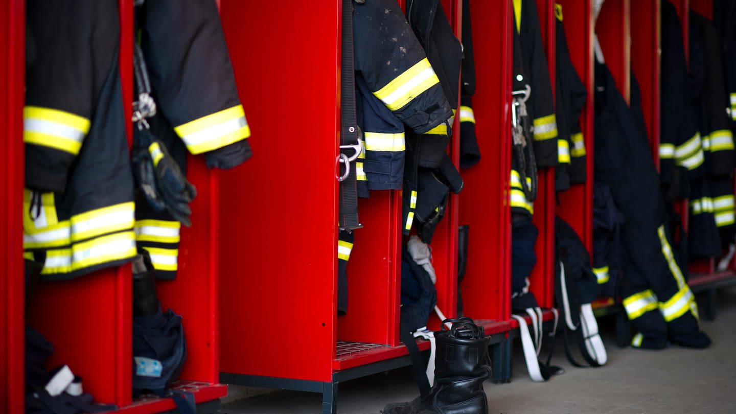 Jacken einer Freiwilligen Feuerwehr hängen in mehreren Spinden. (Foto: picture-alliance / Reportdienste, picture alliance / dpa | Arno Burgi)