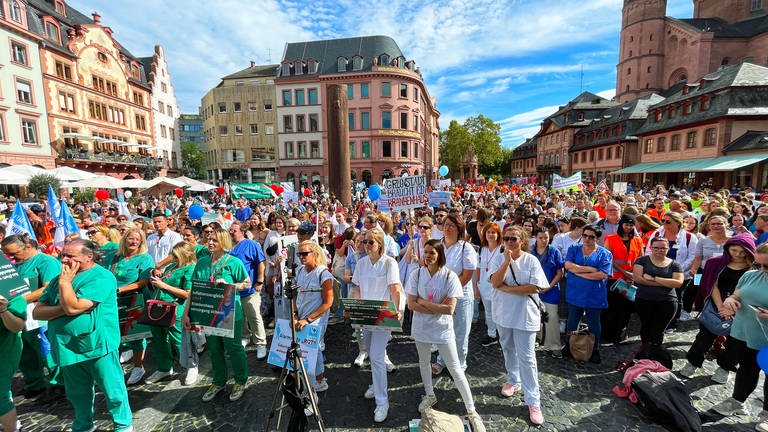 Unter dem Motto "Alarmstufe rot" haben am 20. September 2023 etwa 1.000 Mitarbeitende rheinland-pfälzischer Kliniken in Mainz vor dem Dom protestiert. 