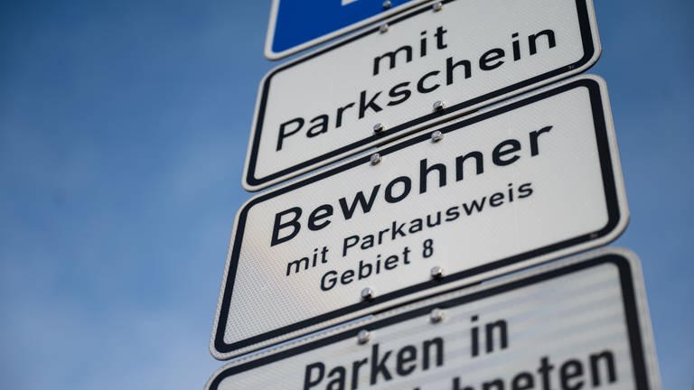 Ein Schild weist auf ein bewirtschaftetes Parkgebiet hin. Die Mainzer Verkehrsdezernentin Janina Steinkrüger will die Gebühren in der Innenstadt vorerst nicht erhöhen.