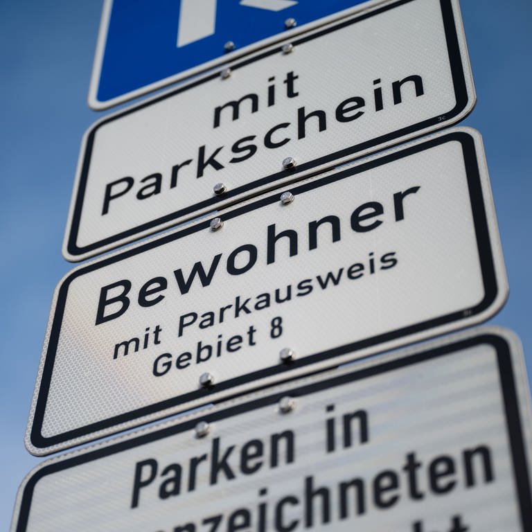 Ein Schild weist auf ein bewirtschaftetes Parkgebiet hin. Die Mainzer Verkehrsdezernentin Janina Steinkrüger will die Gebühren in der Innenstadt vorerst nicht erhöhen. (Foto: dpa Bildfunk, Marijan Murat)