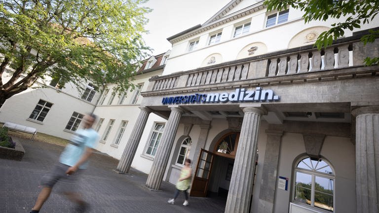 Der Eingang der Universitätsmedizin der Johannes Gutenberg-Universität Mainz. Die Unimedizin darf 150 Millionen mehr Schulden machen als bisher. Das hat der Haushalts- und Finanzausschuss des rheinland-pfälzischen Landtags beschlossen.
