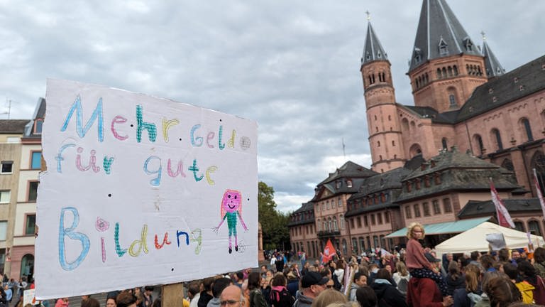 Auch in Mainz gingen die Menschen für eine Erneuerung des Bildungssystems auf die Straße