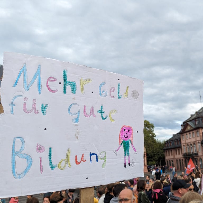Auch in Mainz gingen die Menschen für eine Erneuerung des Bildungssystems auf die Straße (Foto: SWR, Tim Stobbe)