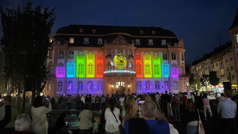 Auch der Osteiner Hof am Mainzer Schillerplatz verwandelt sich mit Hilfe der Lichtinstallation in ein buntes Farbenspiel.
