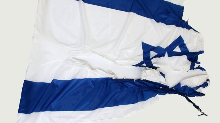 Verbrannte Israel-Flagge (Foto: Polizeipräsidium Mainz)