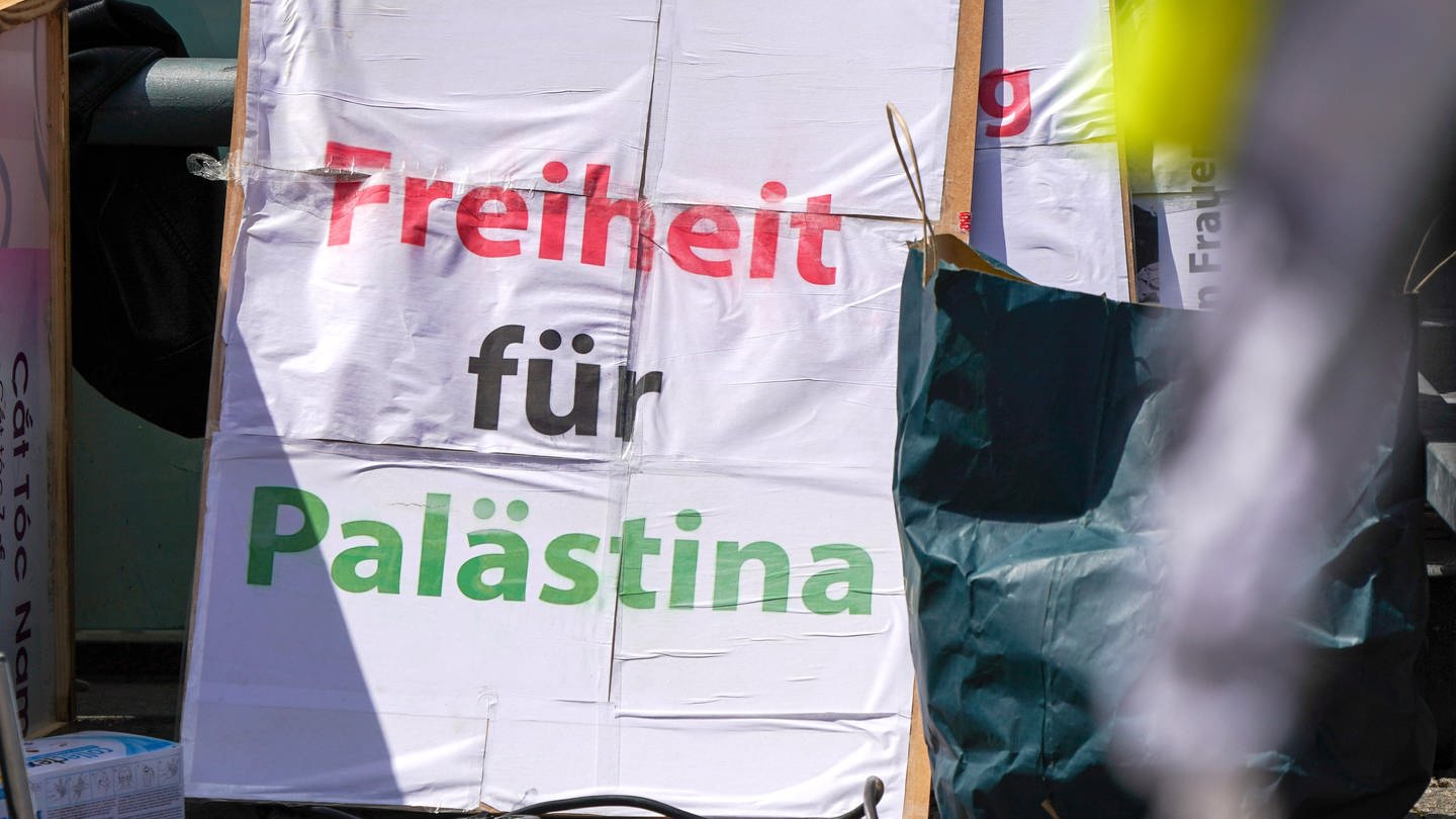 Ein Transparent von einer anti-israelischen Demonstration. (Foto: dpa Bildfunk, picture alliance/dpa/dpa-Zentralbild | Peter Endig)