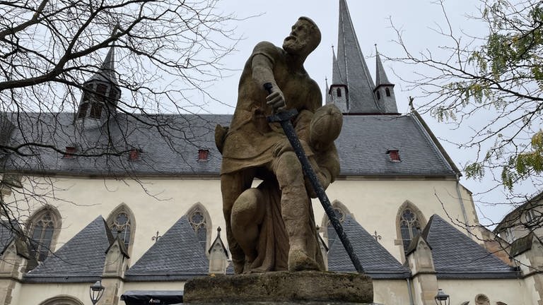 Die Skulptur von Michel Mort auf dem Eiermarkt in Bad Kreuznach zeigt den Sagenheld mit großem Schwert (Foto: SWR)