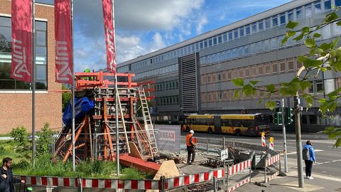 Eine Baustelle an der Mainzer Rheinstraße, im Hintergrund ein Bus. (Foto: SWR)