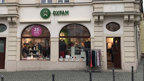 Im Oxfam-Shop in der Mainzer Altstadt gibt es neben Kleidung auch Bücher, Spiele und Haushaltsgegenstände.  (Foto: oxfam/Lars Heinrich )