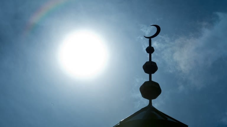 Der islamische Halbmond auf dem Dach einer Moschee. (Foto: dpa Bildfunk, picture alliance / dpa | Boris Roessler)