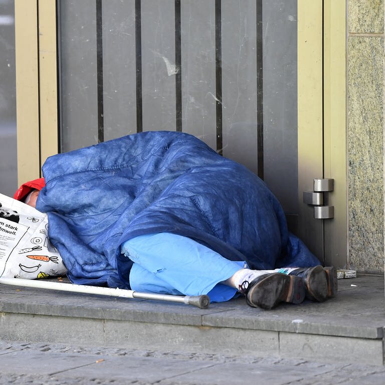 Für obdachlose Menschen sind die Wintermonate besonders gefährlich. Städte und Initiativen in Rheinhessen und an der Nahe schaffen für die kalte Jahreszeit deshalb zusätzliche Angebote. 