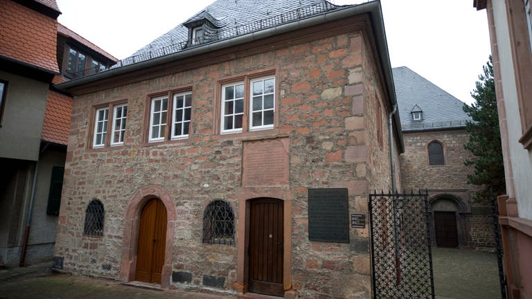 Die Aussenfassade der Synagoge in Worms - hier haben Unbekannte antisemitische Aufkleber hingeklebt. (Foto: dpa Bildfunk, picture alliance / dpa | Uwe Anspach)